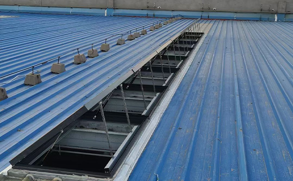 某城市大型商业综合体中庭乌鲁木齐排烟窗工程